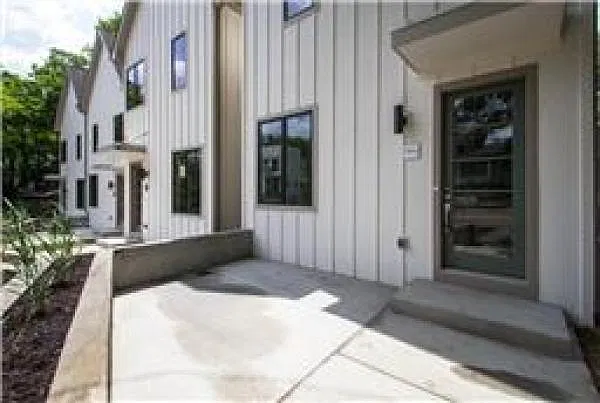 761 Alloway St — Photo 2