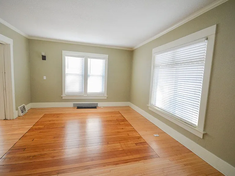837 Center St W — Photo 2