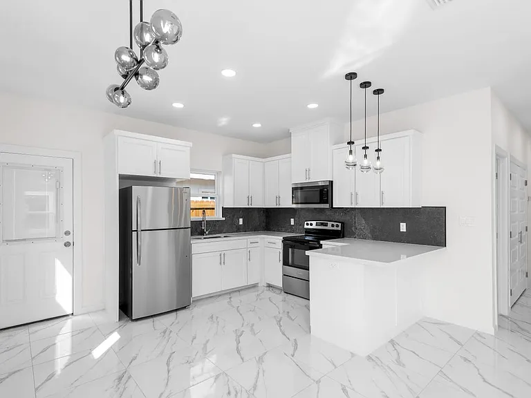 504 N Emerald Ave — Photo 2