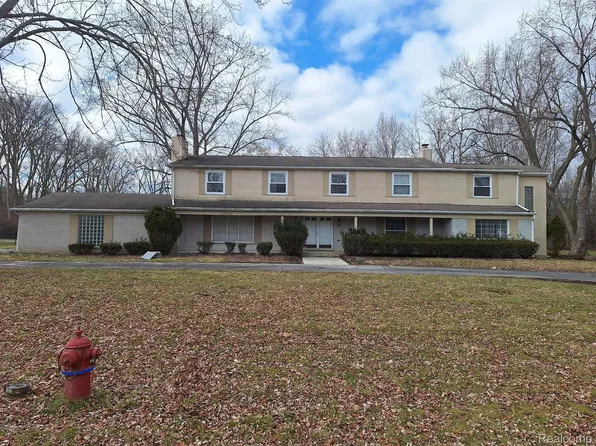 29585 Woodhaven Ln, Southfield, MI 48076