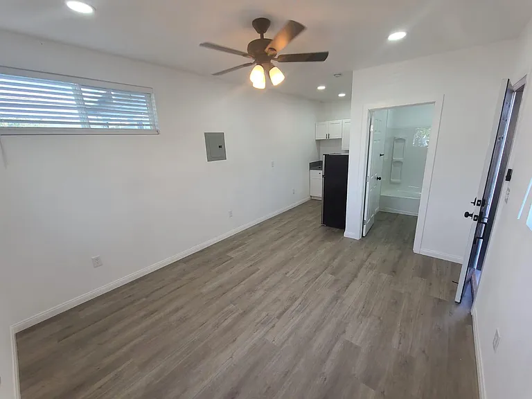 427 E Moss St #1 — Photo 8