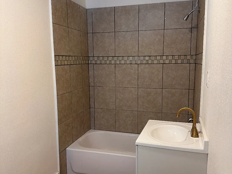 410 Randall St — Photo 8