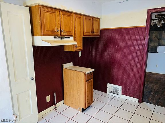 4th image of 3819 Lee Heights Blvd