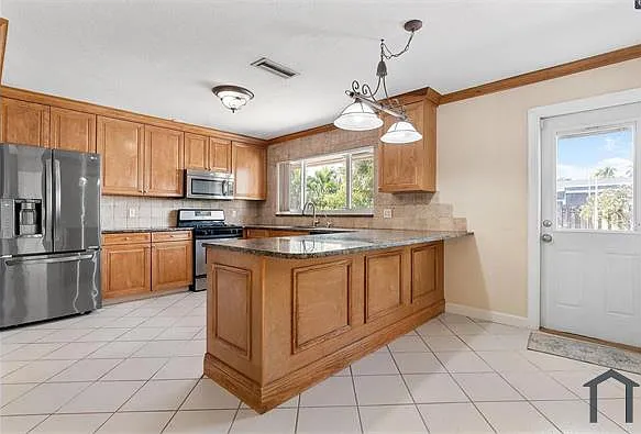 4 bed, 2073 sqft, $4,900 — Photo 1