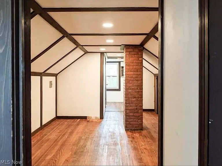 2152 Chesterland Ave — Photo 15