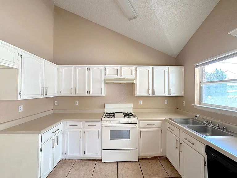 11073 Nathan Bay Dr — Photo 7