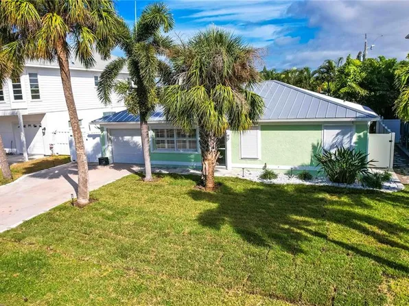 107 8th St, Belleair Beach, FL 33786