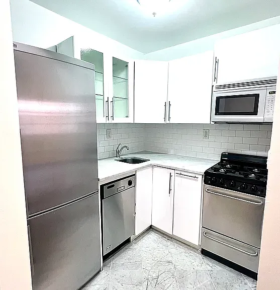 322 W 14th St #4B — Photo 2