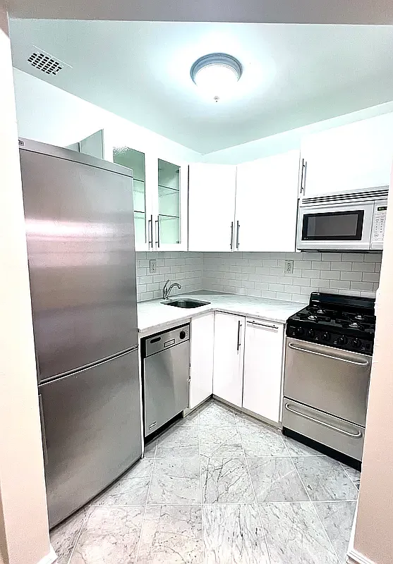 Building Photo - 322 W 14th St #4B