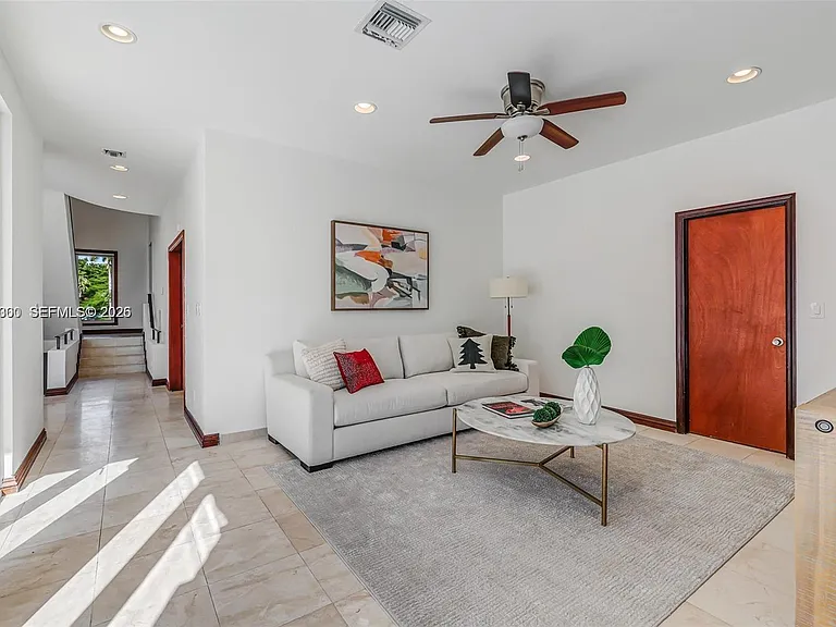 184 Paloma Dr — Photo 3