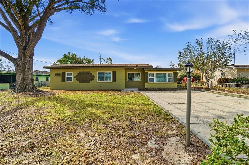 3 bed, 1.0 bath, 1602 sqft, $1,900 — Photo 1
