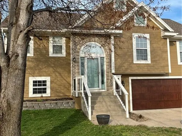 2002 Lake Dr, Smithville, MO 64089