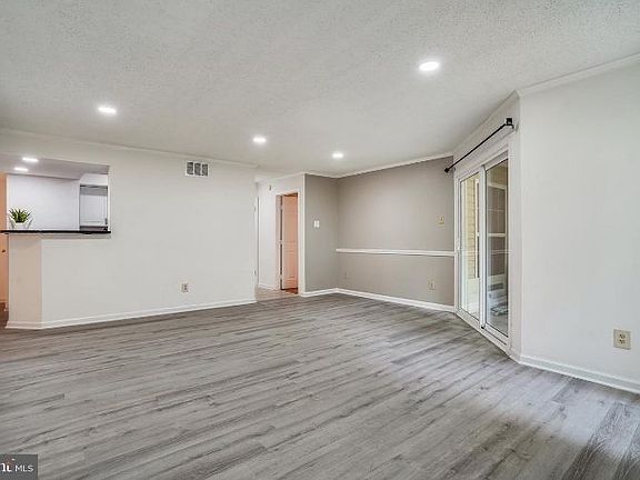 4th image of 1527 Lincoln Way APT 102