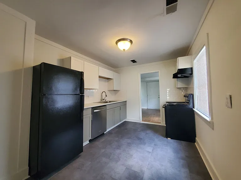 2577 Eastwood Dr — Photo 3