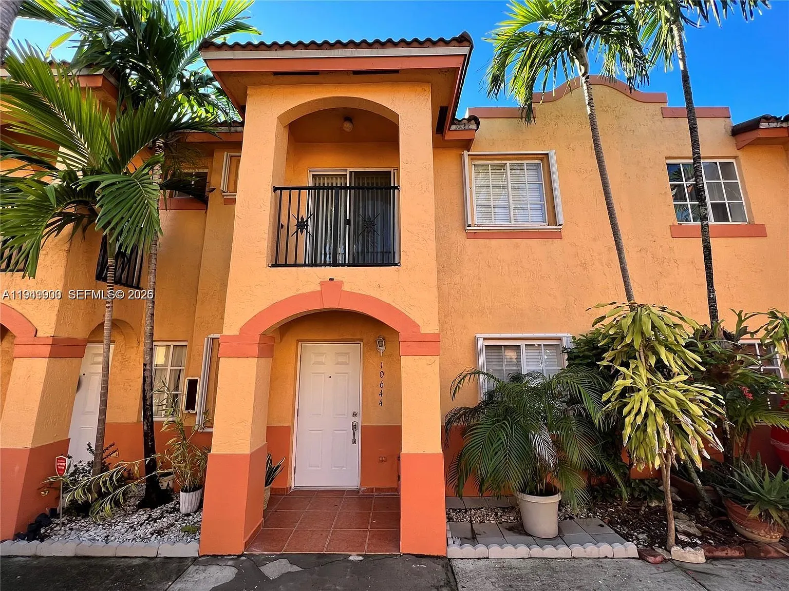 3 bed, 1200 sqft, $2,850 — Photo 2