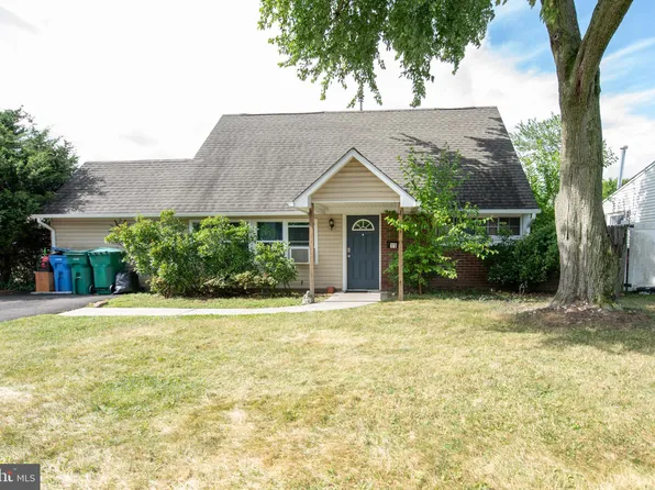 15 Plumtree Rd, Levittown, PA 19056