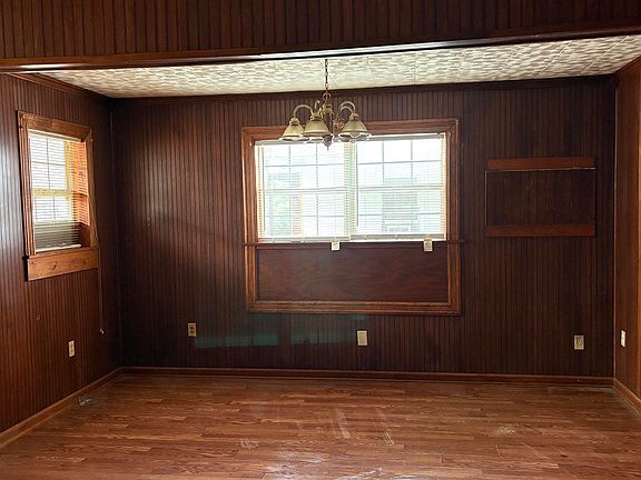 5th image of 2213 S Maple St