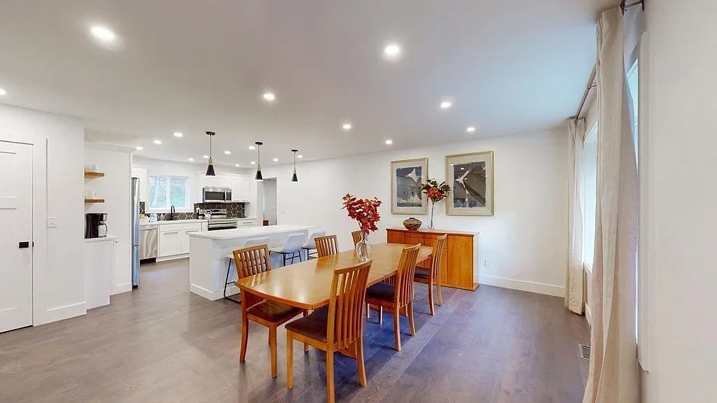 4 bed, 2.5 bath, 2840 sqft, $4,500 — Photo 2
