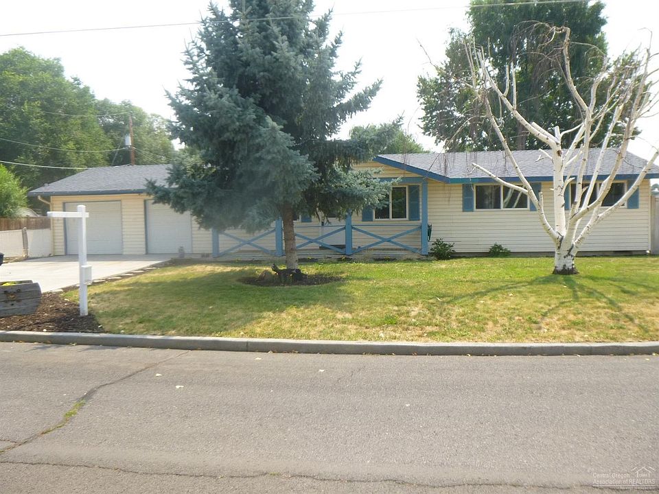 1st image of 806 SE 5th St