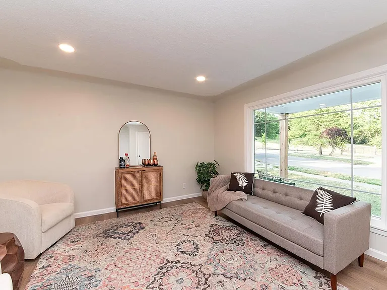 1647 Sylvan Ave SE — Photo 3
