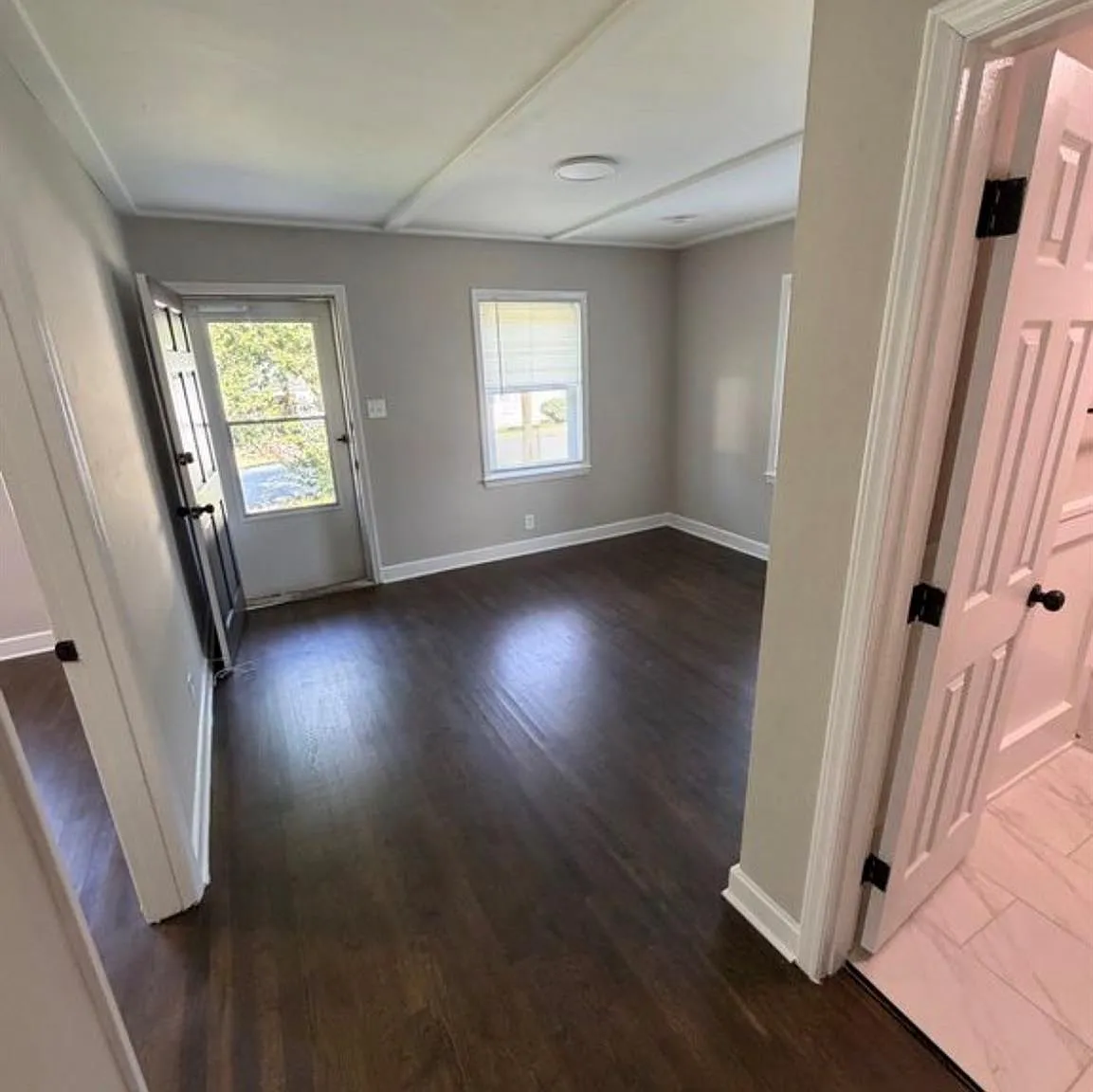 1900 Welch Pl — Photo 2
