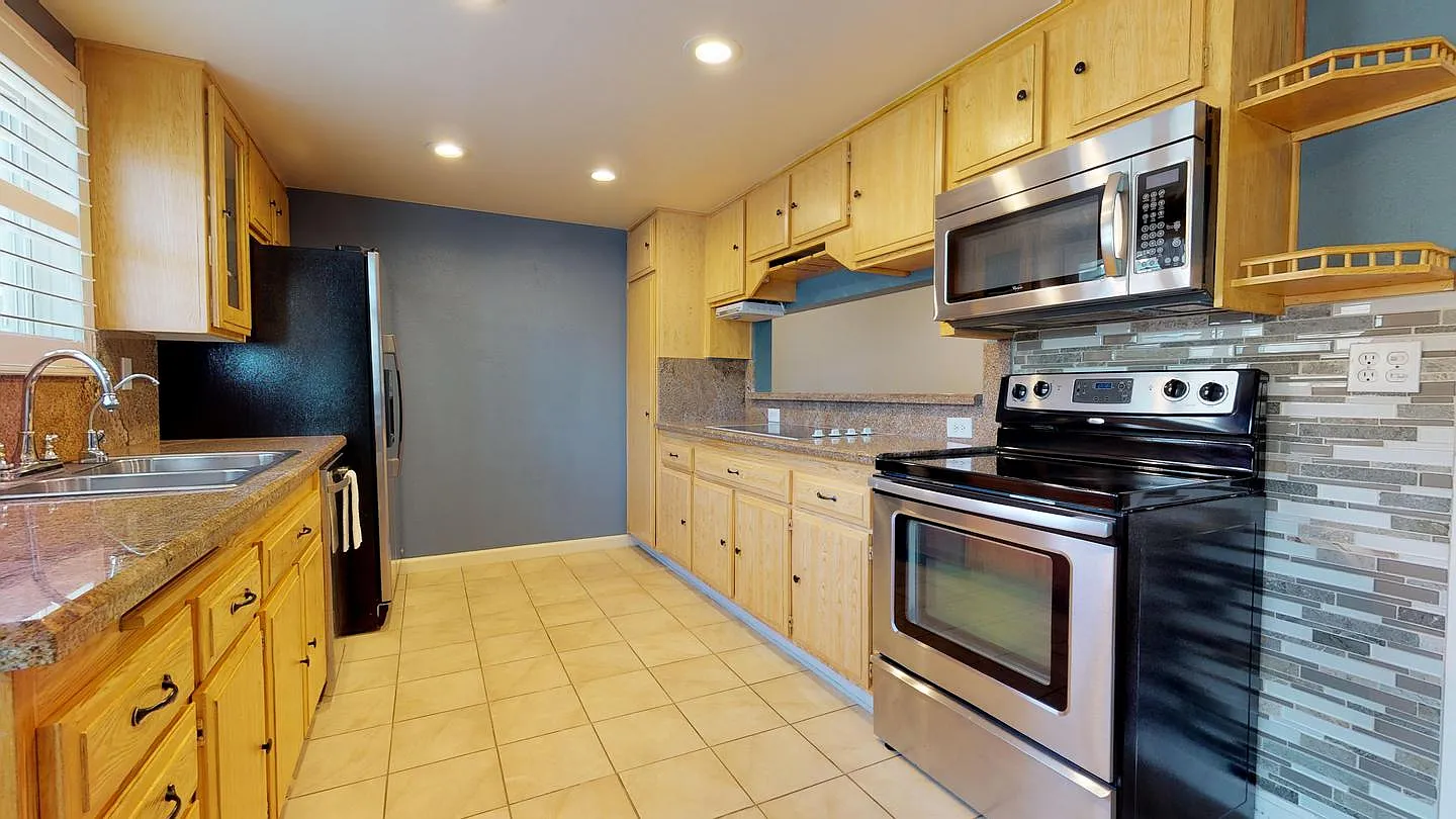 Private Bedroom in Stylish North Redondo Beach Townhome With Lovely Yard — Photo 4