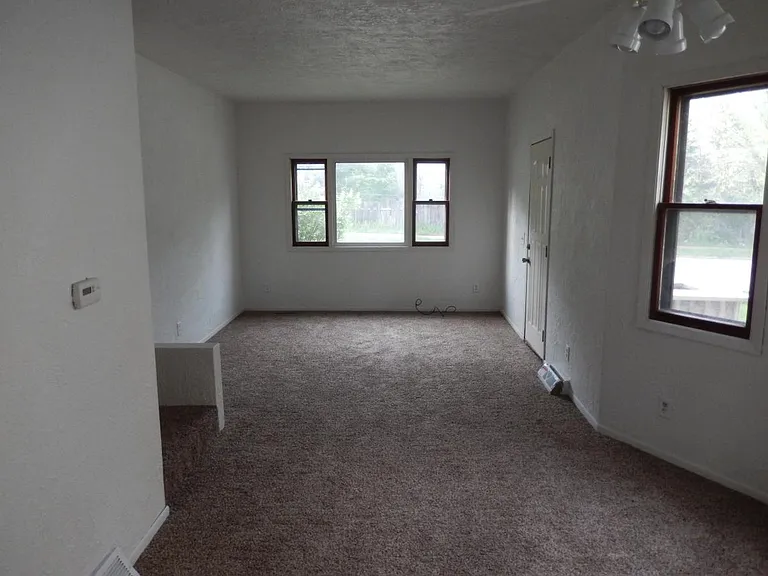 2111 W 6th St — Photo 3