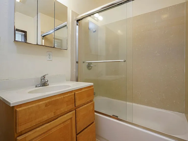 2704 Virginia St 1/2-4 — Photo 12
