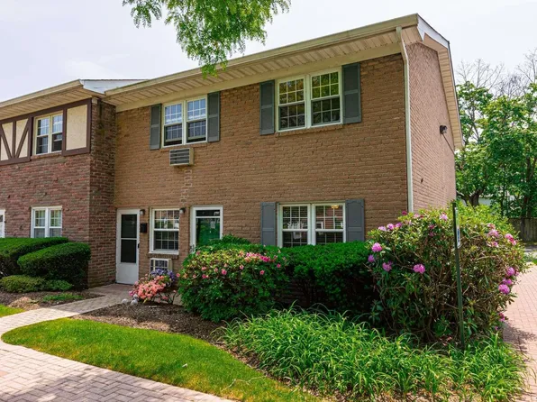 33 Springwood Drive #33, North Babylon, NY 11703