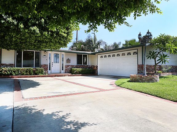 Two Car Garage - Plus Pleanty of Driveway Parking!