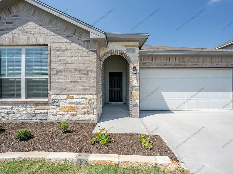 711 Friars Landing Dr — Photo 3