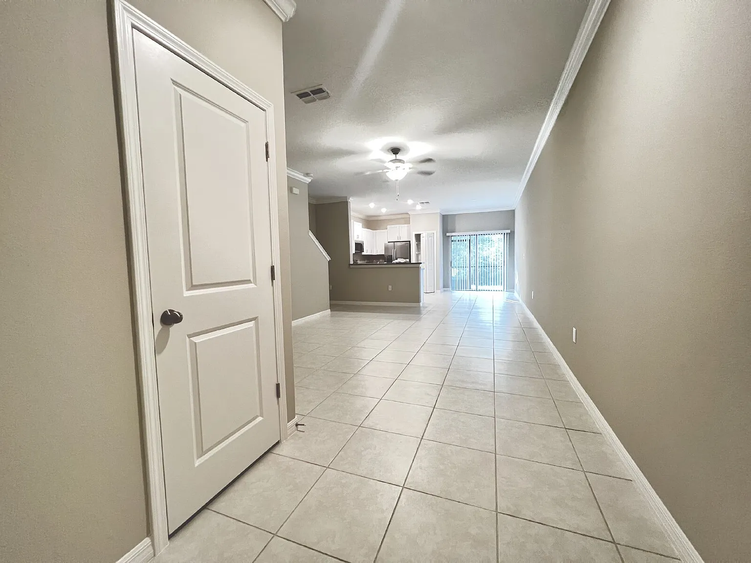 3 bed, 2.5 bath, 1640 sqft, $2,145 — Photo 2