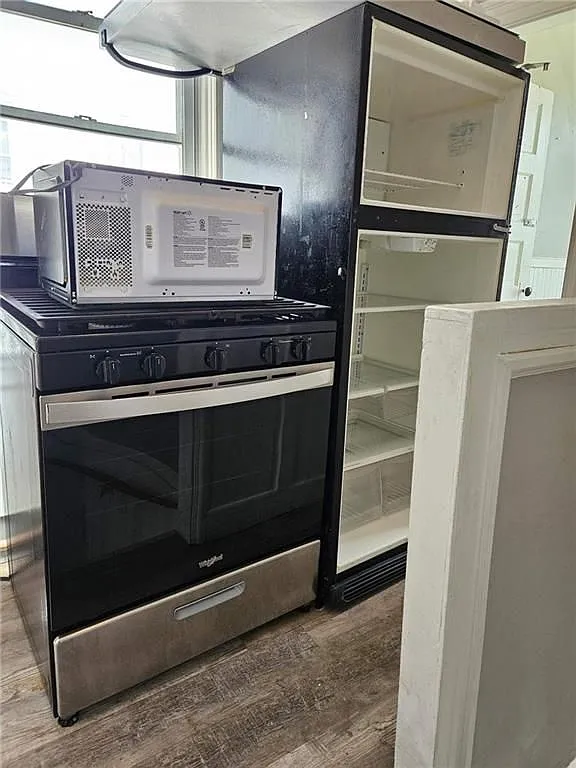 2 bed, 1.0 bath, 1100 sqft, $1,900 — Photo 3