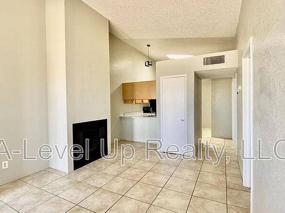 2nd image of 405 E Thoroughbred St