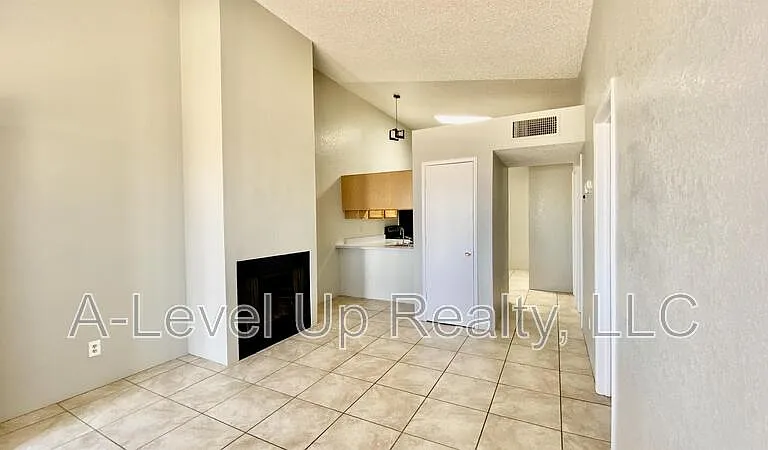 405 E Thoroughbred St #1 — Photo 2