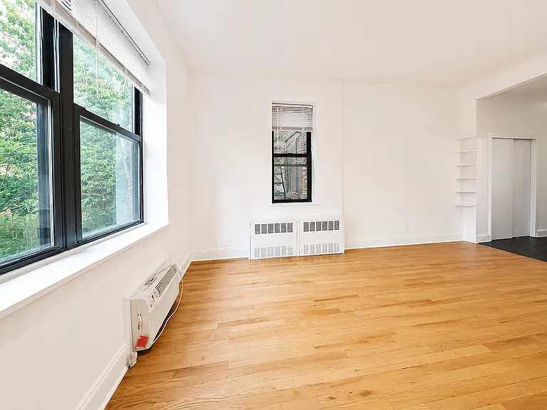 225 E 10th St #2E — Photo 3
