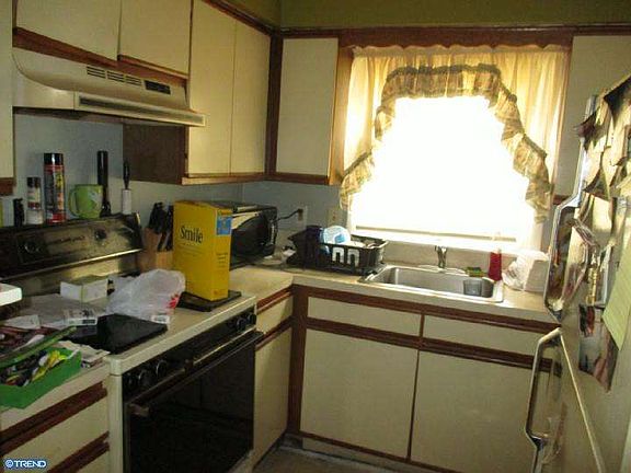 3rd image of 808 W Oak Ln
