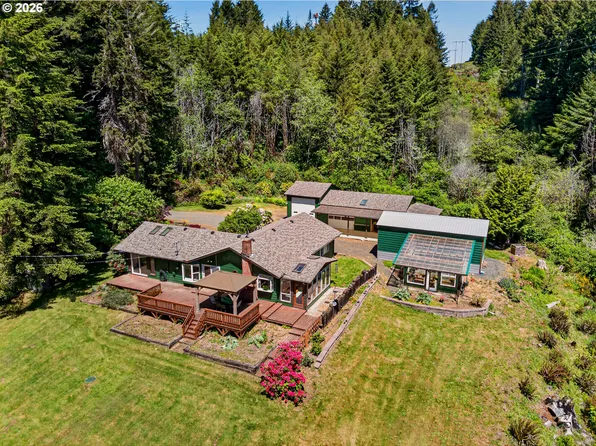 109 Eel Lake Ln, North Bend, OR 97459