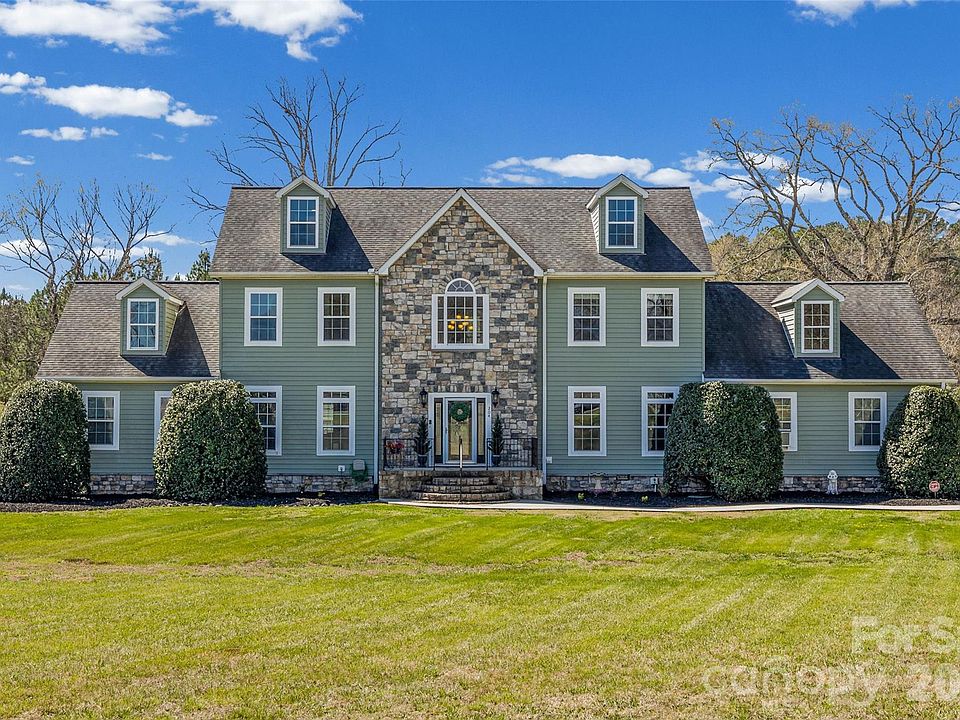 1st image of 204 Moore Dr