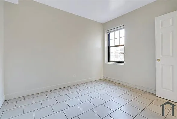 3 bed, $1,100 — Photo 4