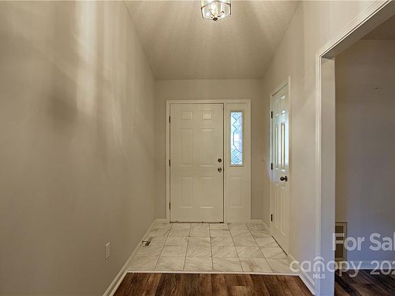 4th image of 12 Saint Andrews Dr