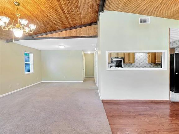 4th image of 808 Memorial Dr