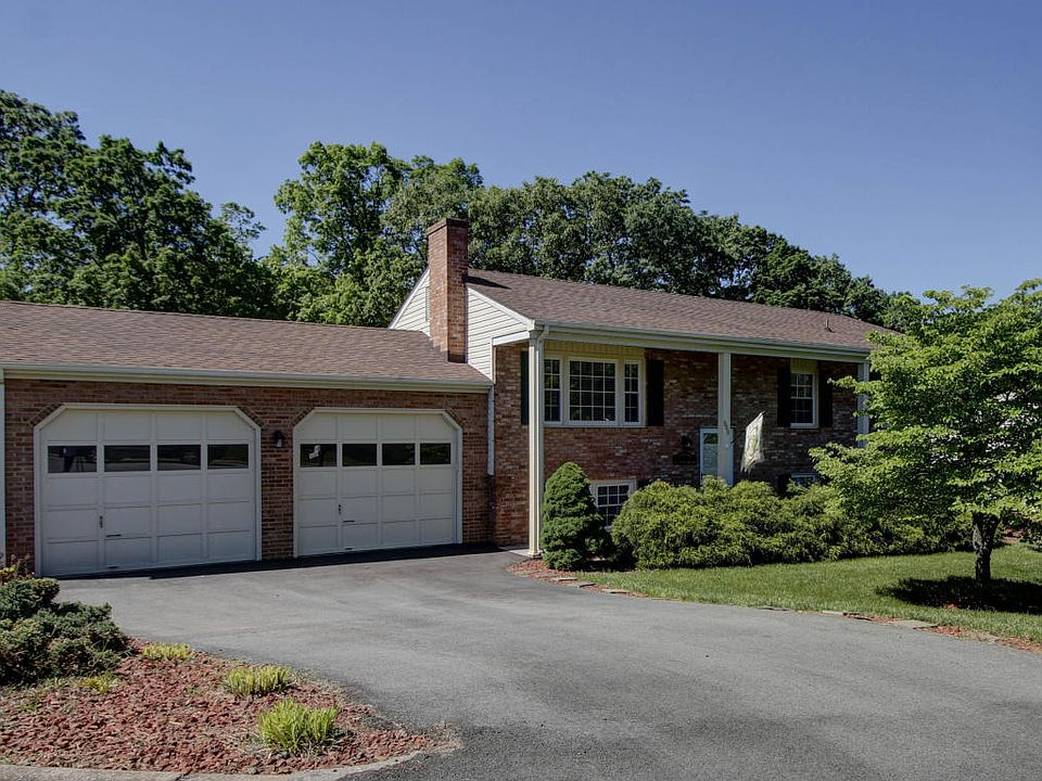 1st image of 900 Debra Ln