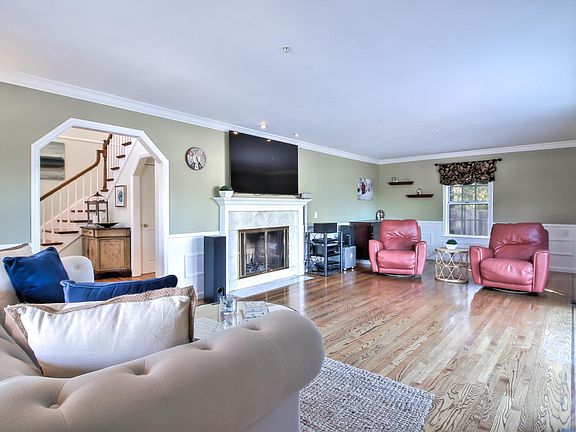 5th image of 370 Collado Dr