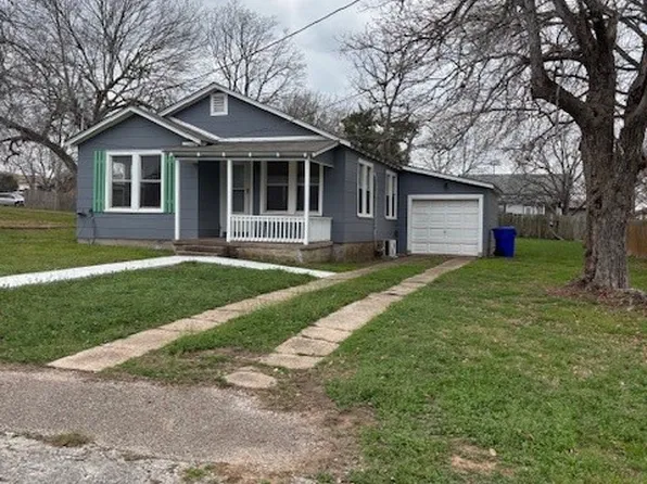 308 Poth St, Yoakum, TX 77995