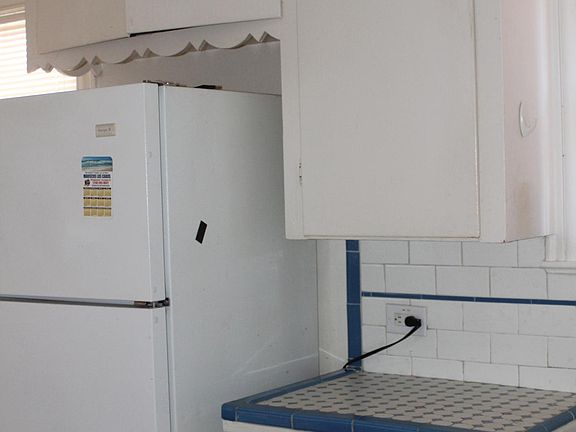 3rd image of 402 Avant Ave