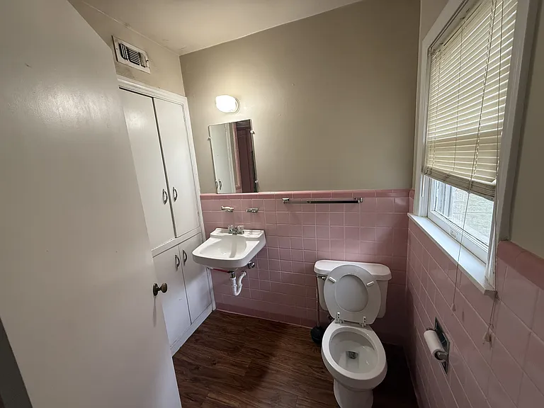 608 W Kings Rd — Photo 4