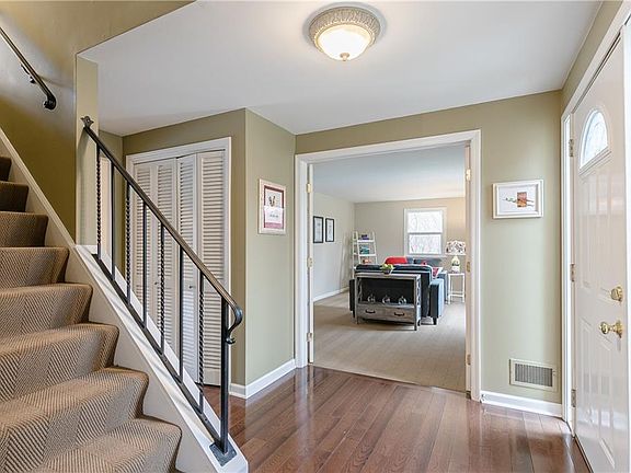 4th image of 10 Sugarbush Ln