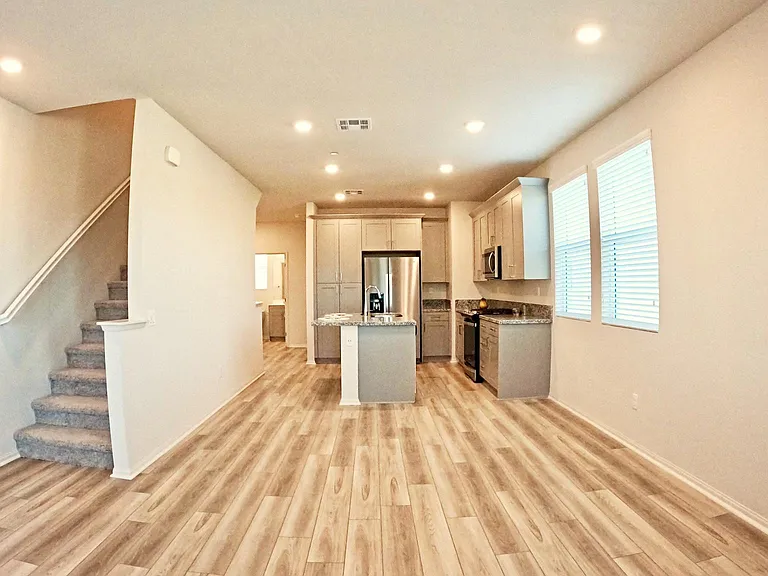 298 Lockhart Way — Photo 3