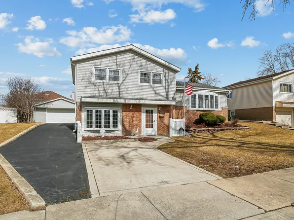 9002 S Forest Ln E, Hickory Hills, IL 60457